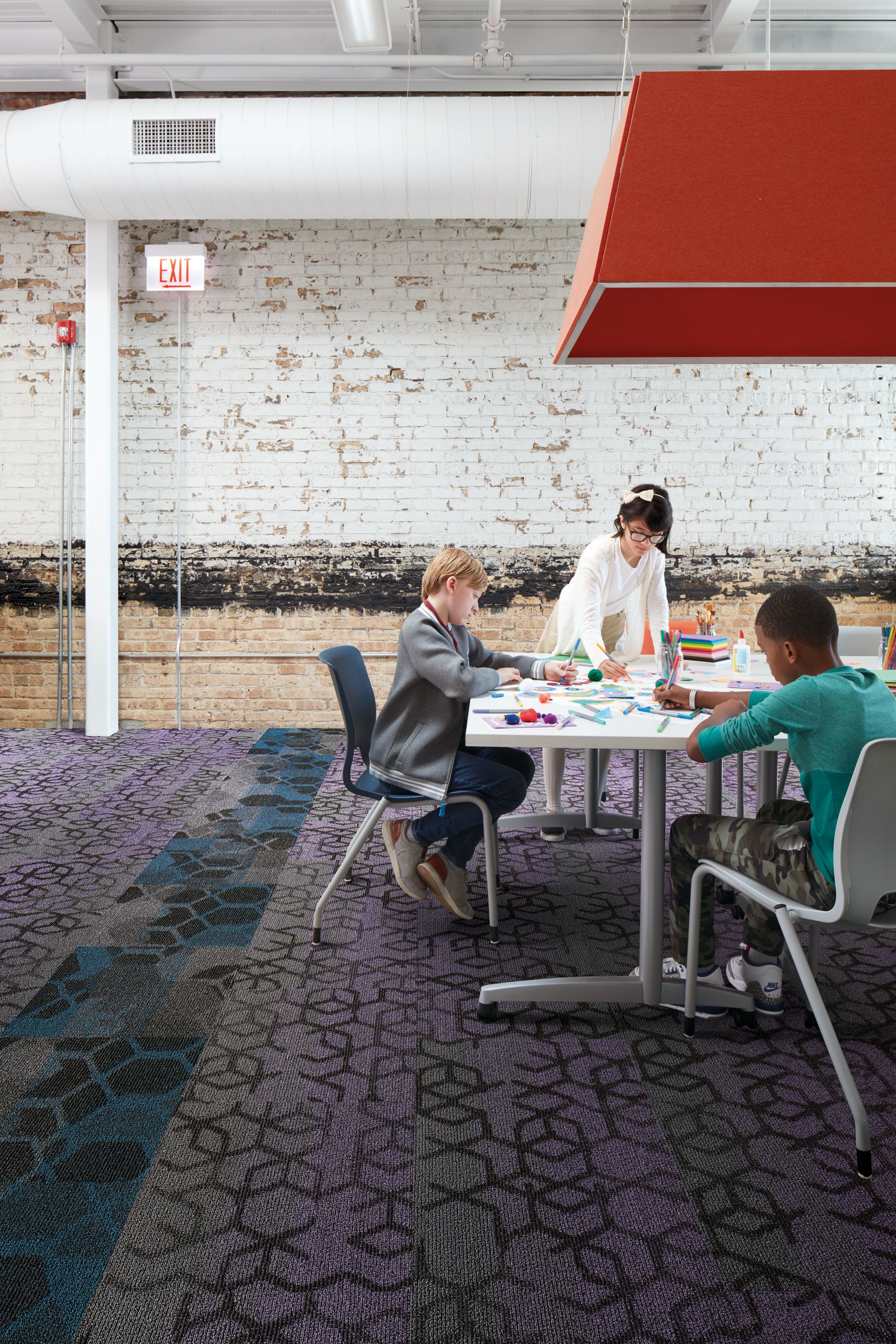 Interface Honey Do carpet tile with children playing and working at common table imagen número 5